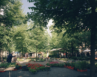 115675 Gezicht op het Janskerkhof te Utrecht, tijdens de zaterdagse bloemenmarkt.